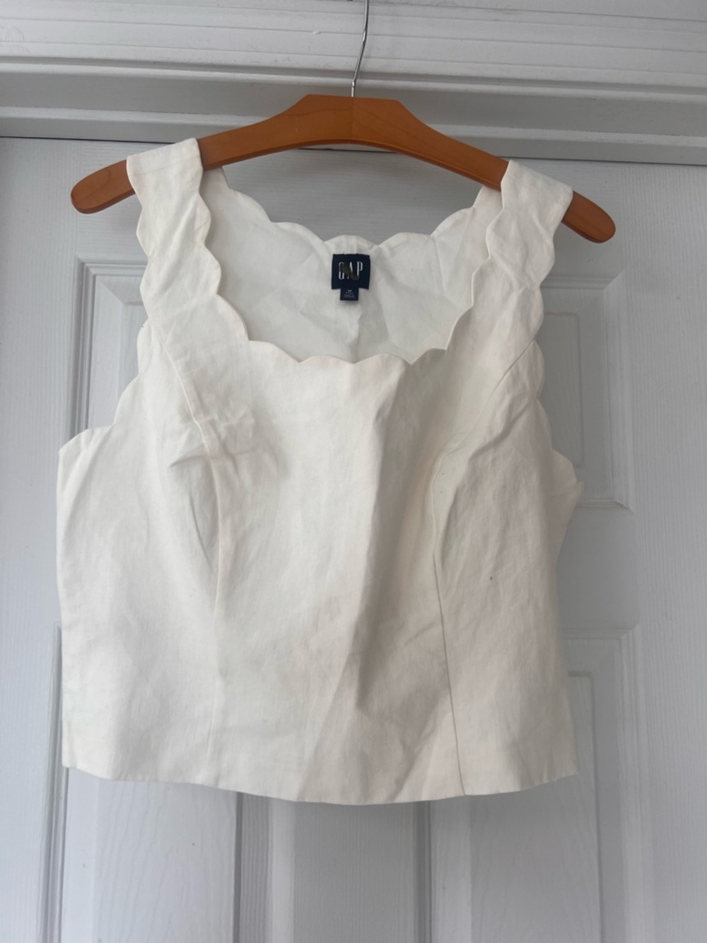GAP Off White Scallop-Edge Linen  Top
Sz Medium 
Linen/ classy - Picture 3 of 7
